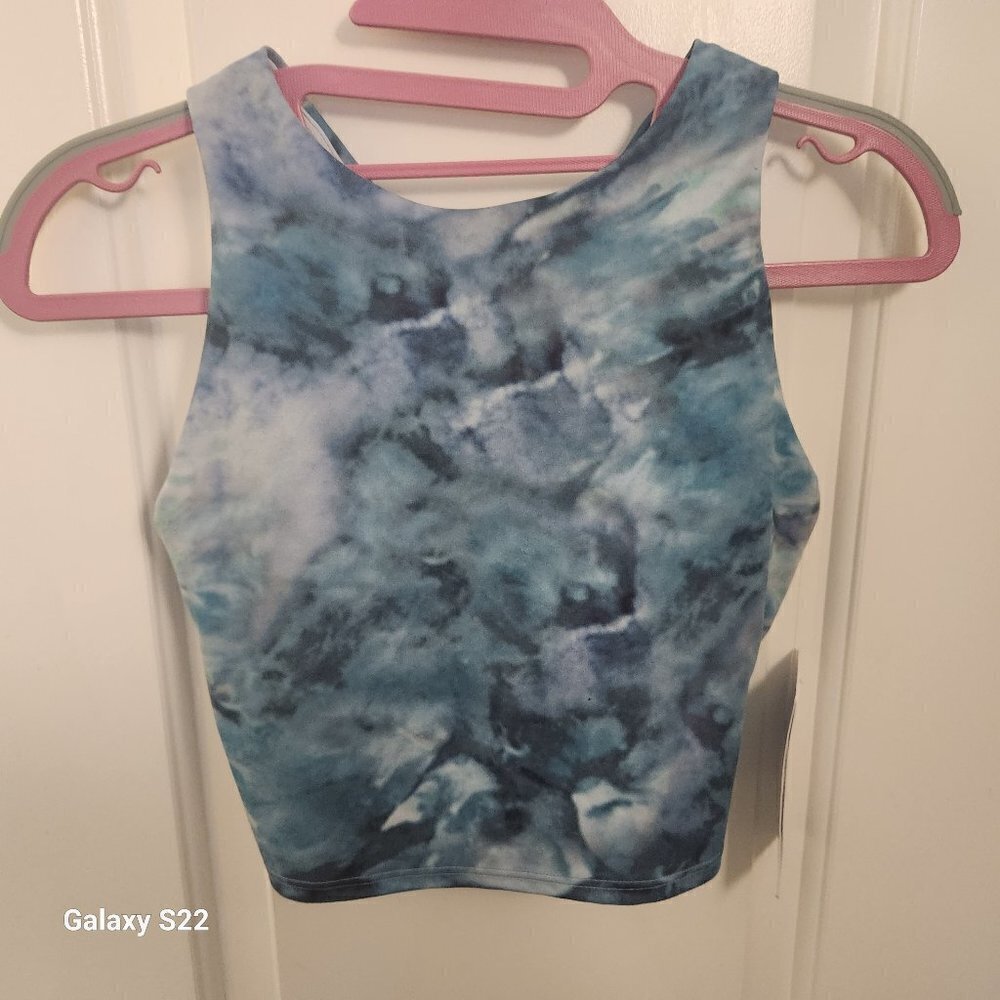 Athleta Tie Dye Conscious Crop. NWT. Supports D-DD. Size XSTP